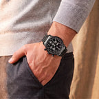 Sublime 41mm Todo Preto Aco - no pulso com a mao no bolso