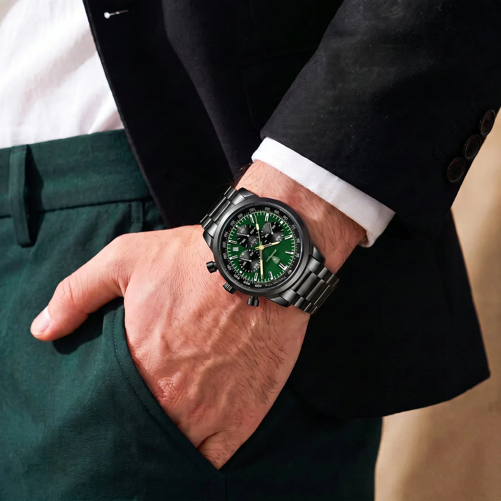 Sublime 41mm Verde Aco - no pulso com a mao no bolso