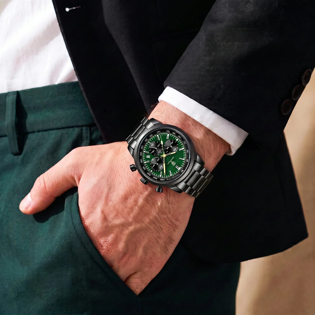 Sublime 41mm Verde Aco - no pulso com a mao no bolso
